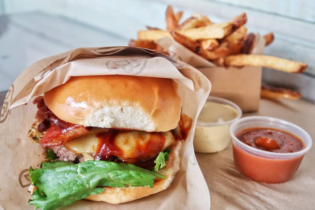 D-Luxe Burger | restaurant | 1524 Buena Vista Dr, Orlando, FL 32830, USA | 4079343110 OR +1 407-934-3110