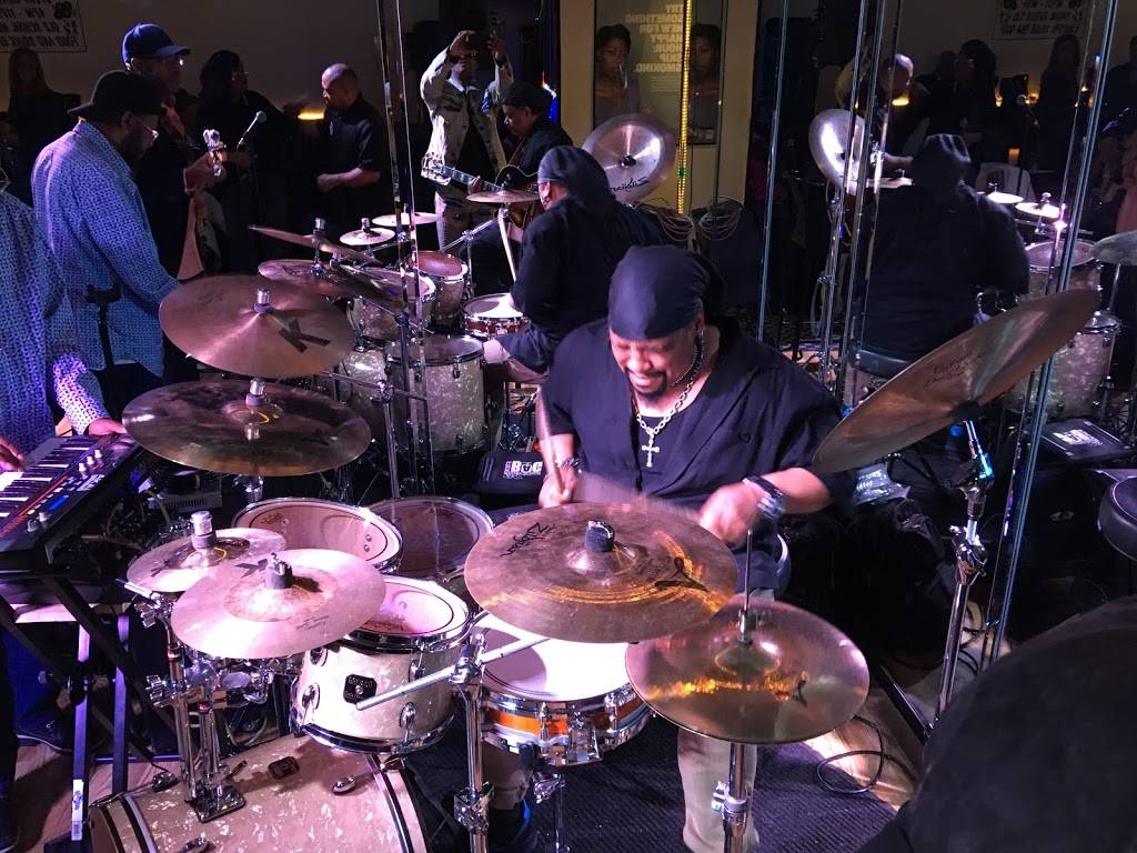 New Bentley Lounge | night club | 19631 Plymouth Rd, Detroit, MI 48228, USA | 3134939457 OR +1 313-493-9457