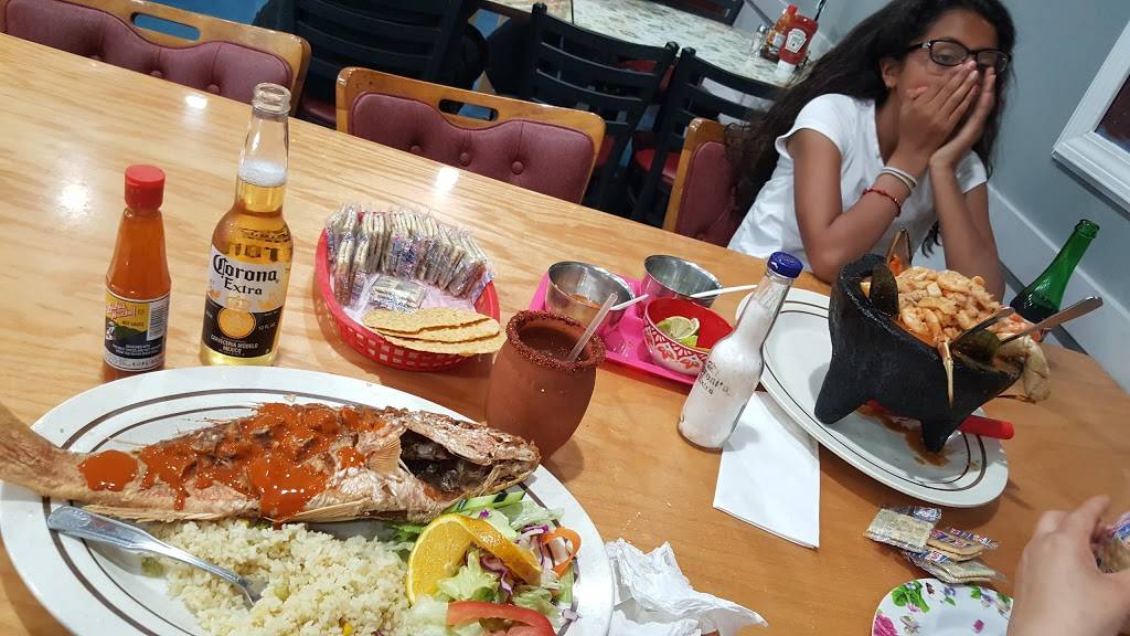 Islas Marias | restaurant | 938 E Chicago St, Elgin, IL 60120, USA | 8475318240 OR +1 847-531-8240