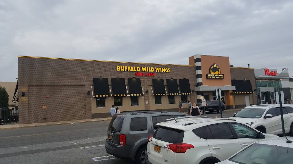 Buffalo Wild Wings | restaurant | 1701 Sunrise Hwy, Bay Shore, NY 11706, USA | 6319689464 OR +1 631-968-9464