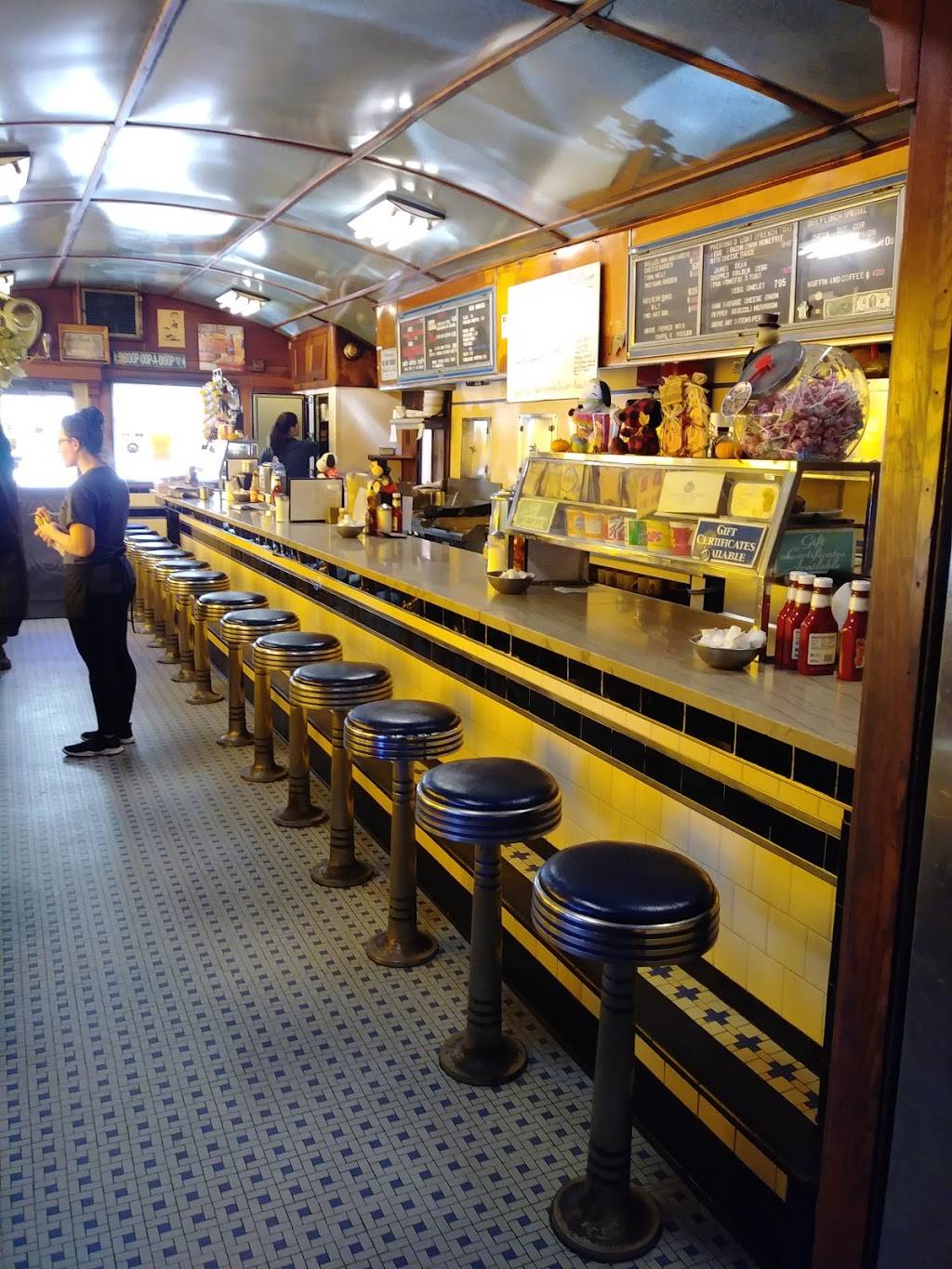 Blue Moon Diner | restaurant | 102 Main St, Gardner, MA 01440, USA | 9786324333 OR +1 978-632-4333