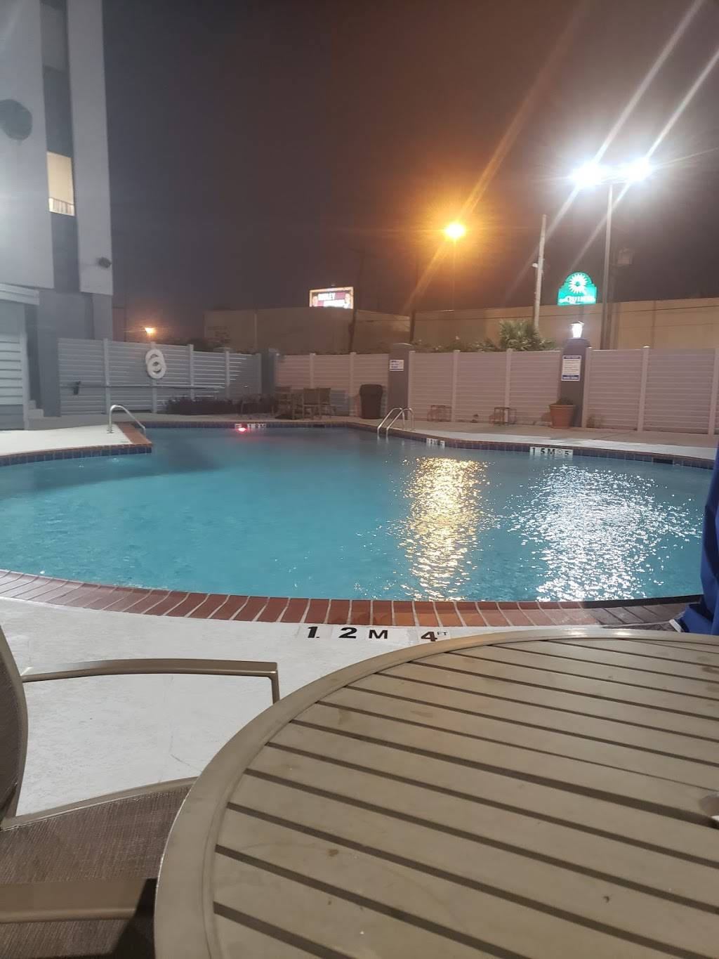 Round House Bar and Grill | restaurant | 2261 N Causeway Blvd, Metairie, LA 70001, USA | 5042242466 OR +1 504-224-2466