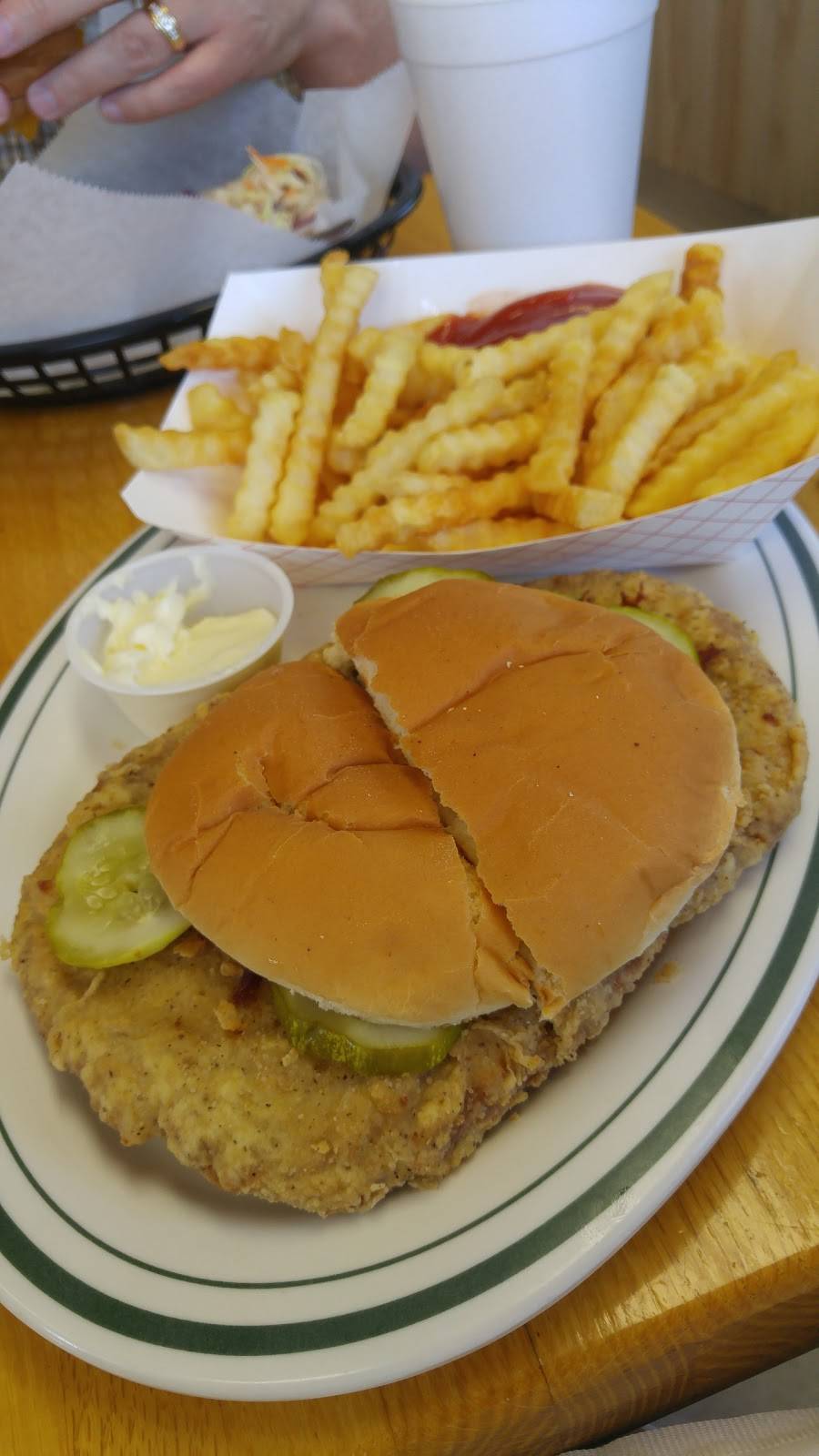 Big Daves & Hollys | restaurant | 1204 N Cody Rd, Le Claire, IA 52753, USA | 5632894070 OR +1 563-289-4070