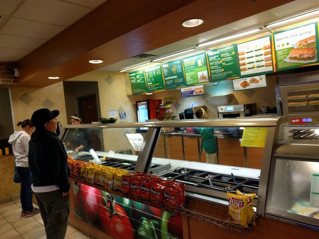 Subway | restaurant | 683 N Thompson Rd, Tipton, CA 93272, USA | 5597524582 OR +1 559-752-4582