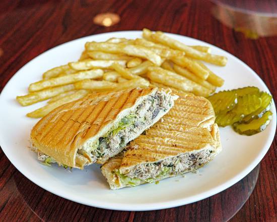 Sallys Cafe | restaurant | 22365 Broderick Dr, Sterling, VA 20166, USA | 7035844373 OR +1 703-584-4373