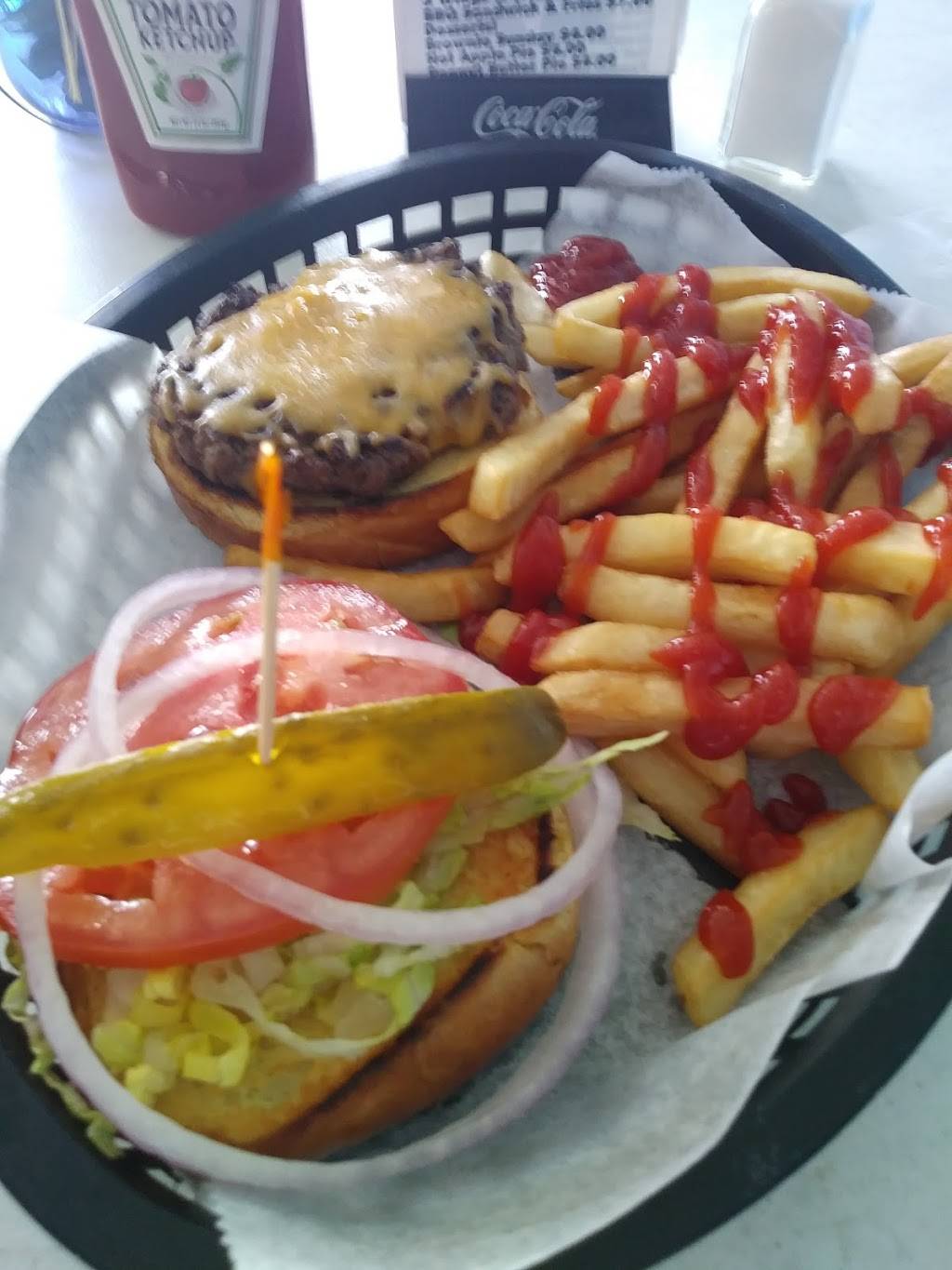 The Landing Grill | restaurant | 8629 River Rd, Petersburg, VA 23803, USA | 8045903300 OR +1 804-590-3300