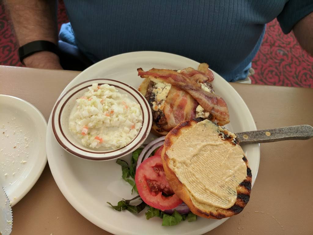 Ferrantes Restaurant & Signature Catering | restaurant | 10404 N Port Washington Rd, Mequon, WI 53092, USA | 2622415420 OR +1 262-241-5420