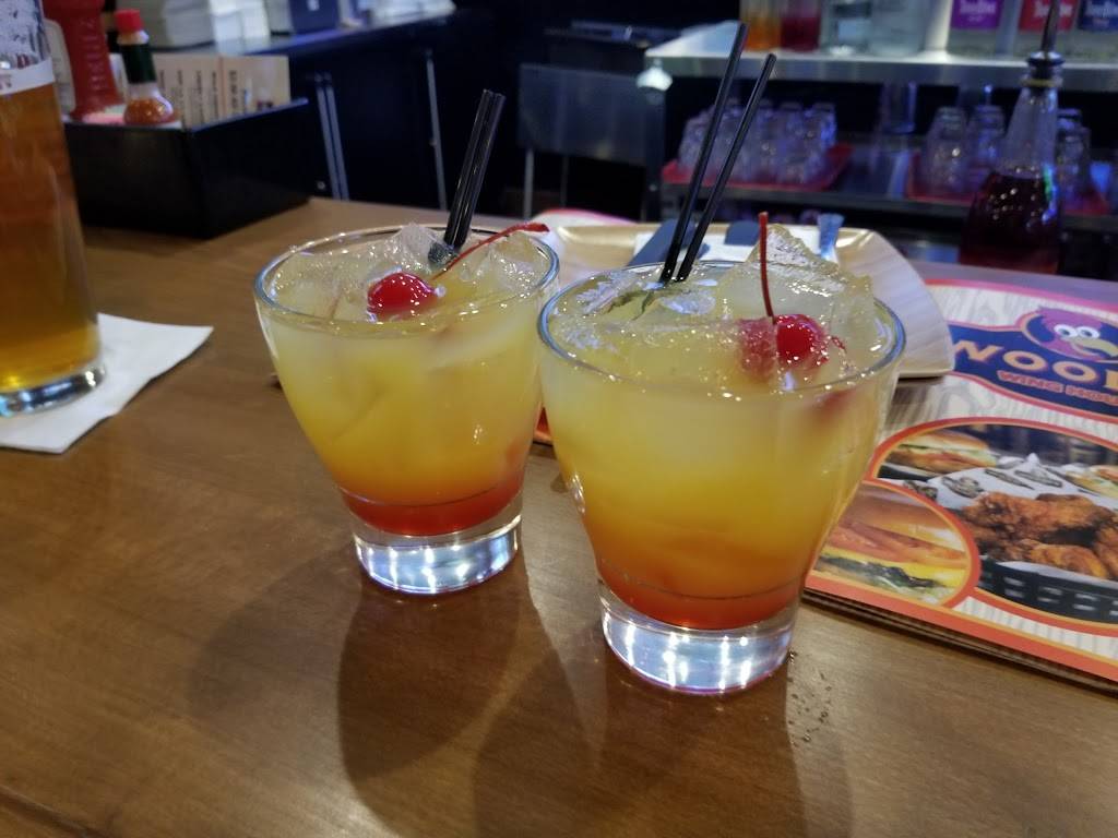 Woodys Wing House | restaurant | 161 E Campus View Blvd, Columbus, OH 43235, USA | 6144339464 OR +1 614-433-9464