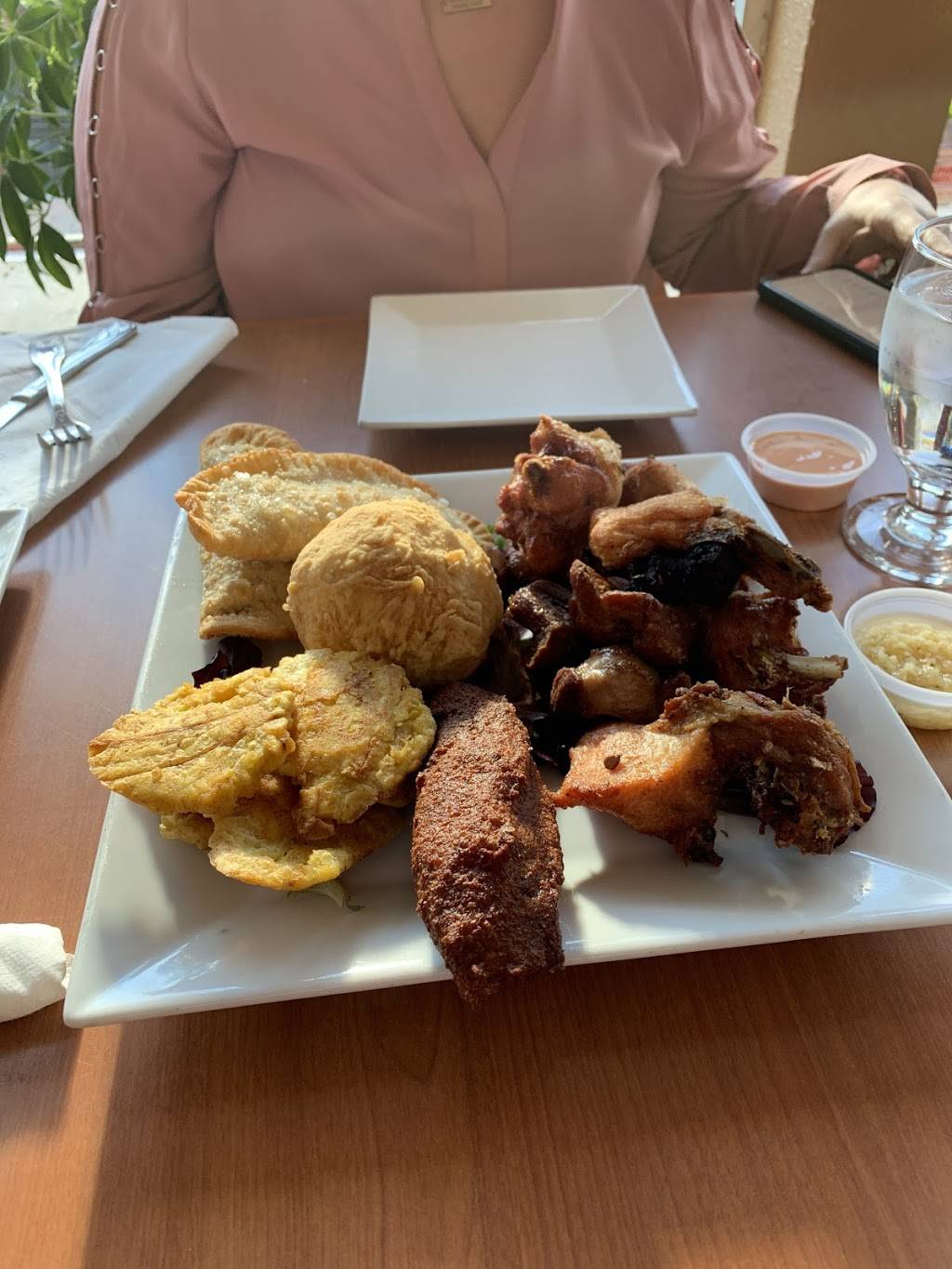 Tatas Restaurant | restaurant | 34 Center St, Wallingford, CT 06492, USA | 2032944303 OR +1 203-294-4303