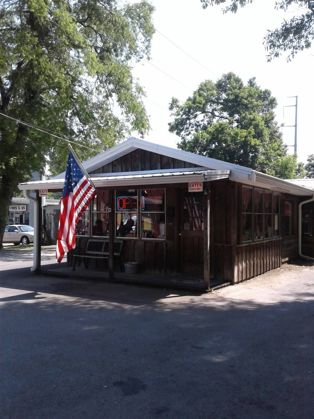 Livelys BBQ and Breakfast | restaurant | 1207 S Main St, Cedartown, GA 30125, USA | 7707481130 OR +1 770-748-1130