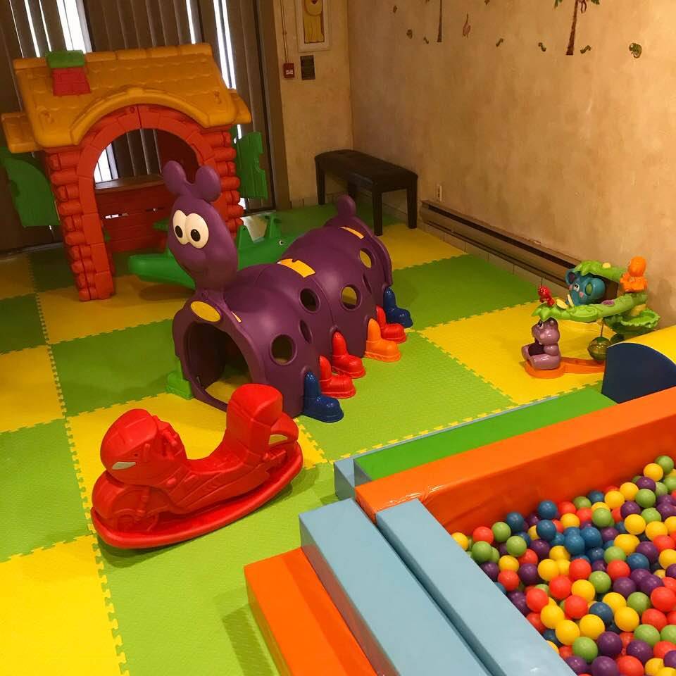 Jungle Hut Entertainment | restaurant | 2289 Barton St E #8, Hamilton, ON L8E 2W8, Canada | 9055735000 OR +1 905-573-5000