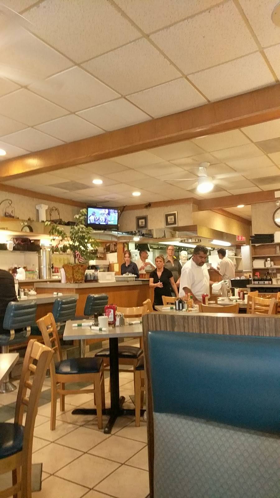 Cafe Olympic | restaurant | 90 N Williams St, Crystal Lake, IL 60014, USA | 8154594100 OR +1 815-459-4100