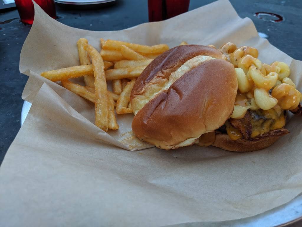 Wiscos Eau Claire | restaurant | 1920 S Hastings Way, Eau Claire, WI 54701, USA | 7158958542 OR +1 715-895-8542