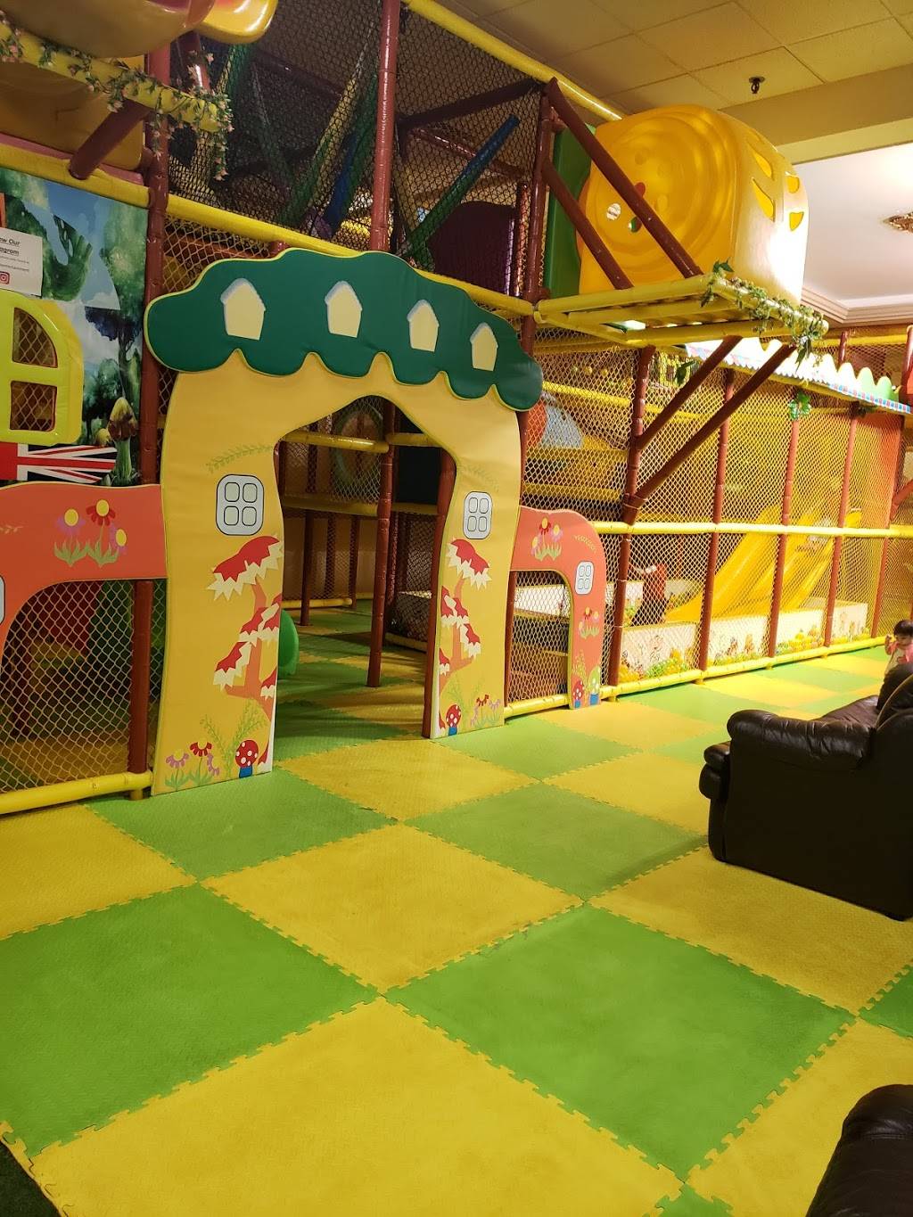 Jungle Hut Entertainment | restaurant | 2289 Barton St E #8, Hamilton, ON L8E 2W8, Canada | 9055735000 OR +1 905-573-5000