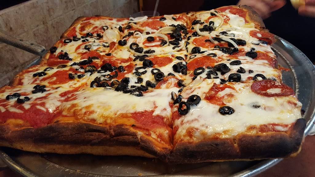 Giovannis New York Pizza | restaurant | 520 E Market St, Leesburg, VA 20176, USA | 7037778440 OR +1 703-777-8440