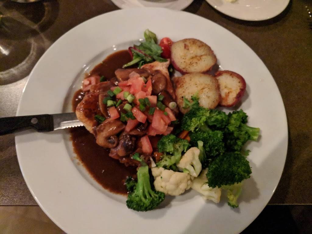 Harveys Central Grille | restaurant | 1340 W Towne Square Rd, Mequon, WI 53092, USA | 2622419589 OR +1 262-241-9589