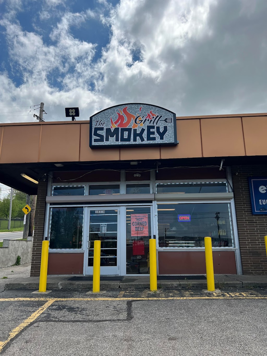 The Smokey Grill | restaurant | 18314 Euclid Ave, Cleveland, OH 44112, USA | 2163317229 OR +1 216-331-7229