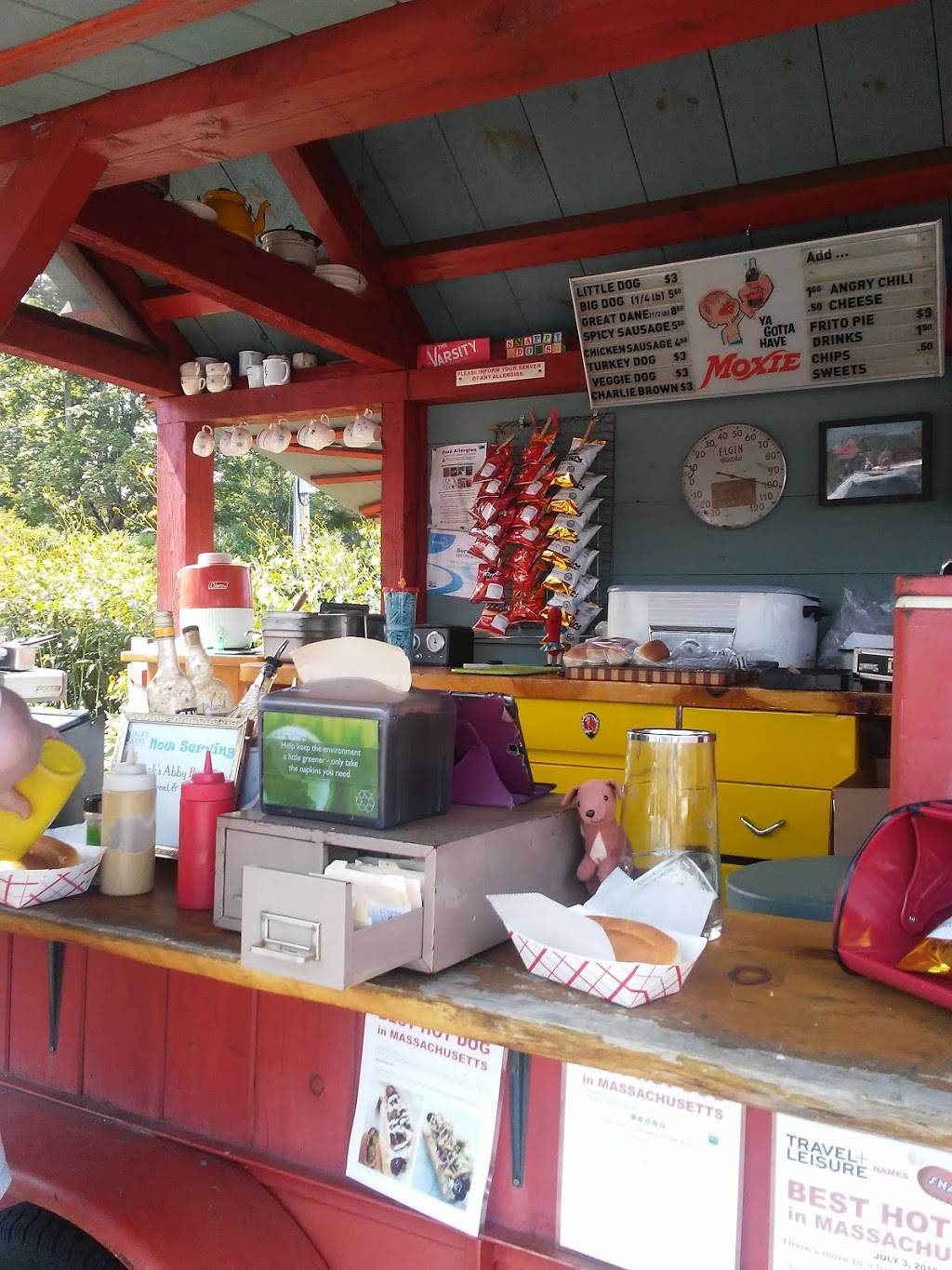 Snappy Dogs | meal takeaway | 93 E Main St, Hopkinton, MA 01748, USA | 6173837627 OR +1 617-383-7627