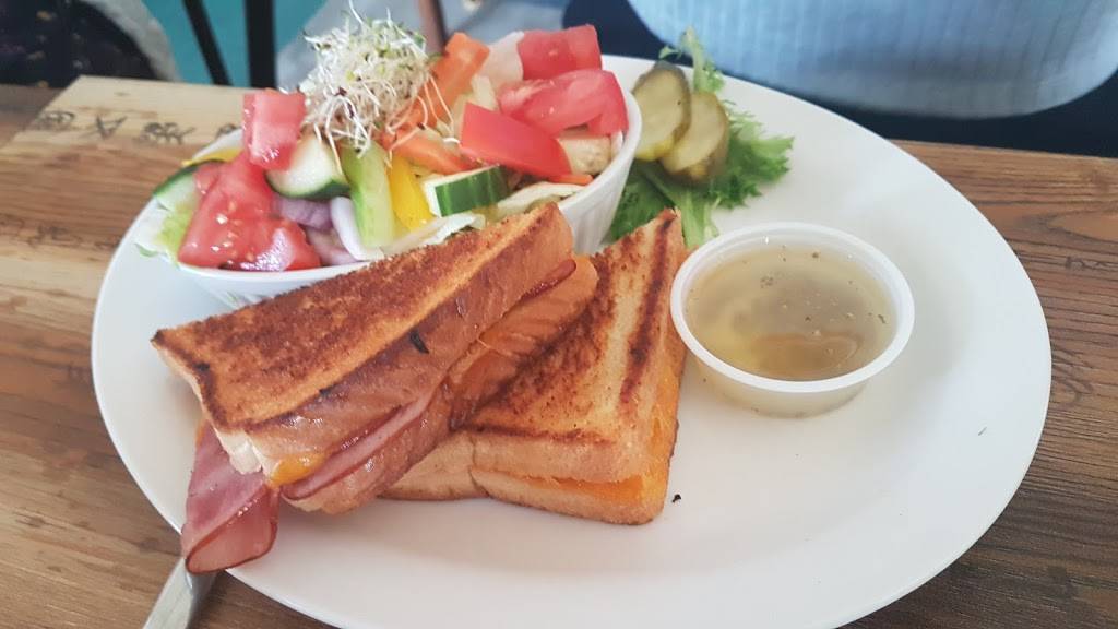 Beacon Restaurant | restaurant | 146 45th St N, Wasaga Beach, ON L9Z 1Z2, Canada | 7054294433 OR +1 705-429-4433