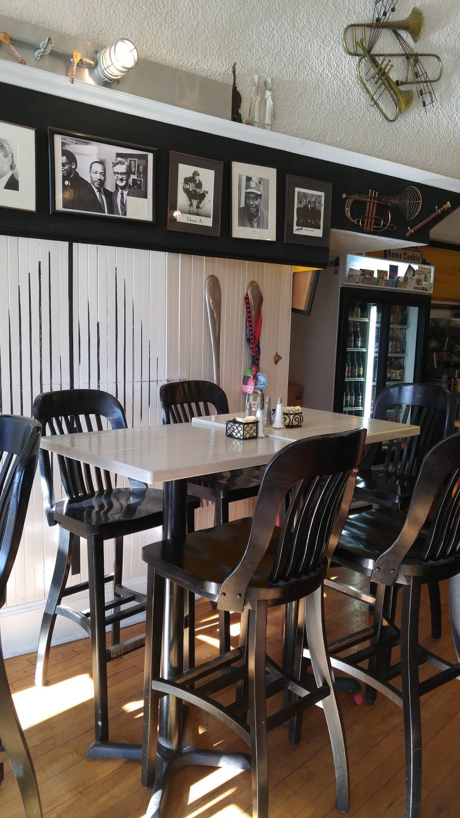 Leos Place Diner | restaurant | 655 Main St, Waltham, MA 02451, USA | 7817901373 OR +1 781-790-1373