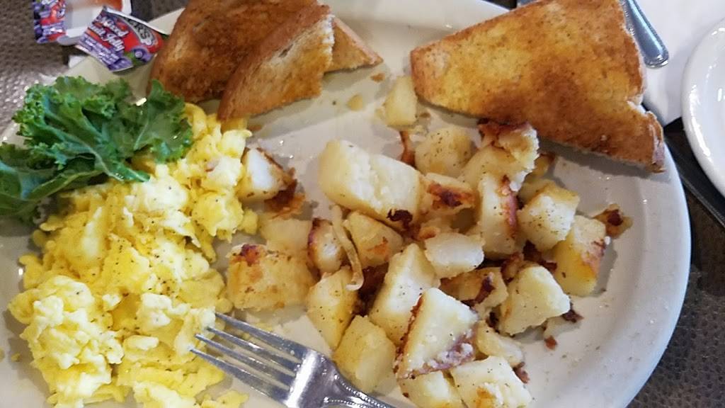 Waupaca Woods Restaurant | restaurant | 815 W Fulton St, Waupaca, WI 54981, USA | 7152587400 OR +1 715-258-7400