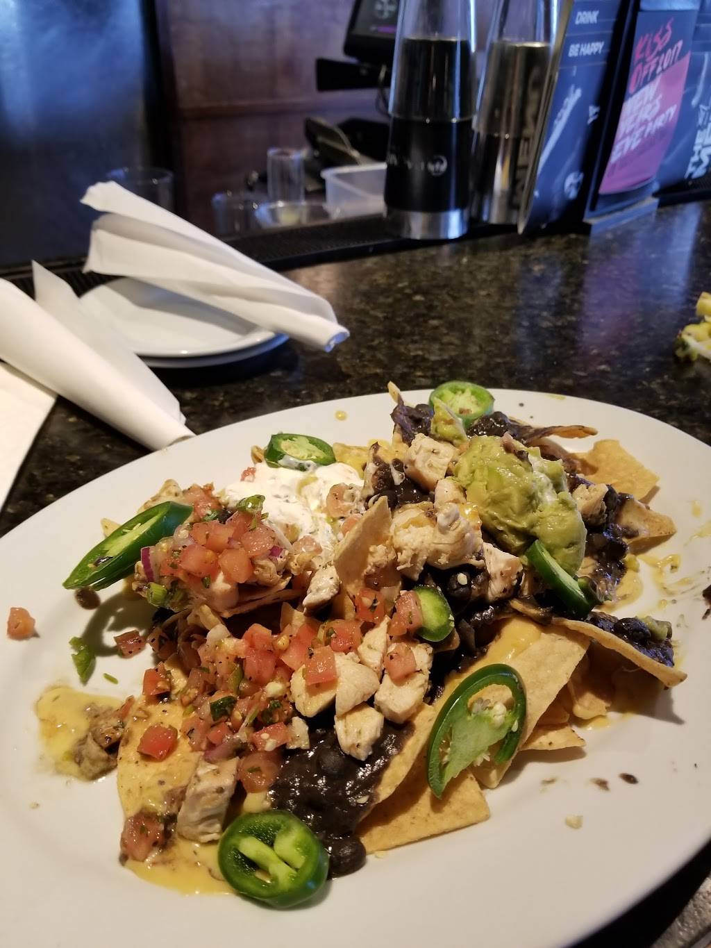 Bar Louie | night club | 5500 S Shore Dr, Chicago, IL 60637, USA | 7733635300 OR +1 773-363-5300