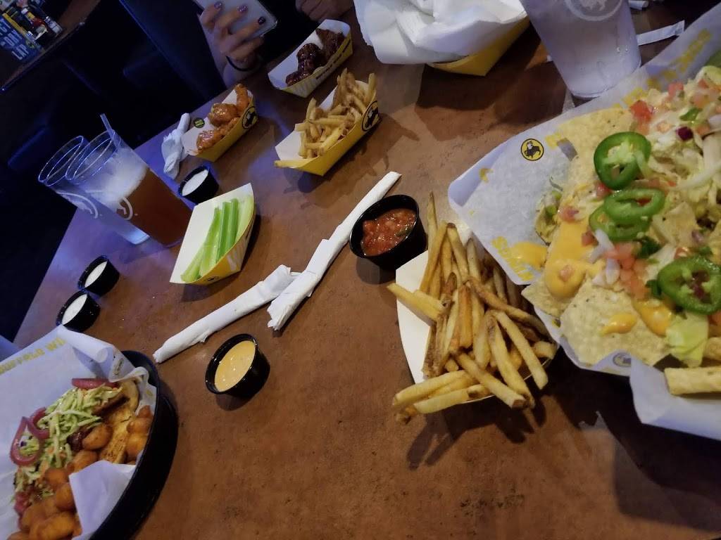 Buffalo Wild Wings | restaurant | 140 S Gary Ave, Bloomingdale, IL 60108, USA | 6308936063 OR +1 630-893-6063
