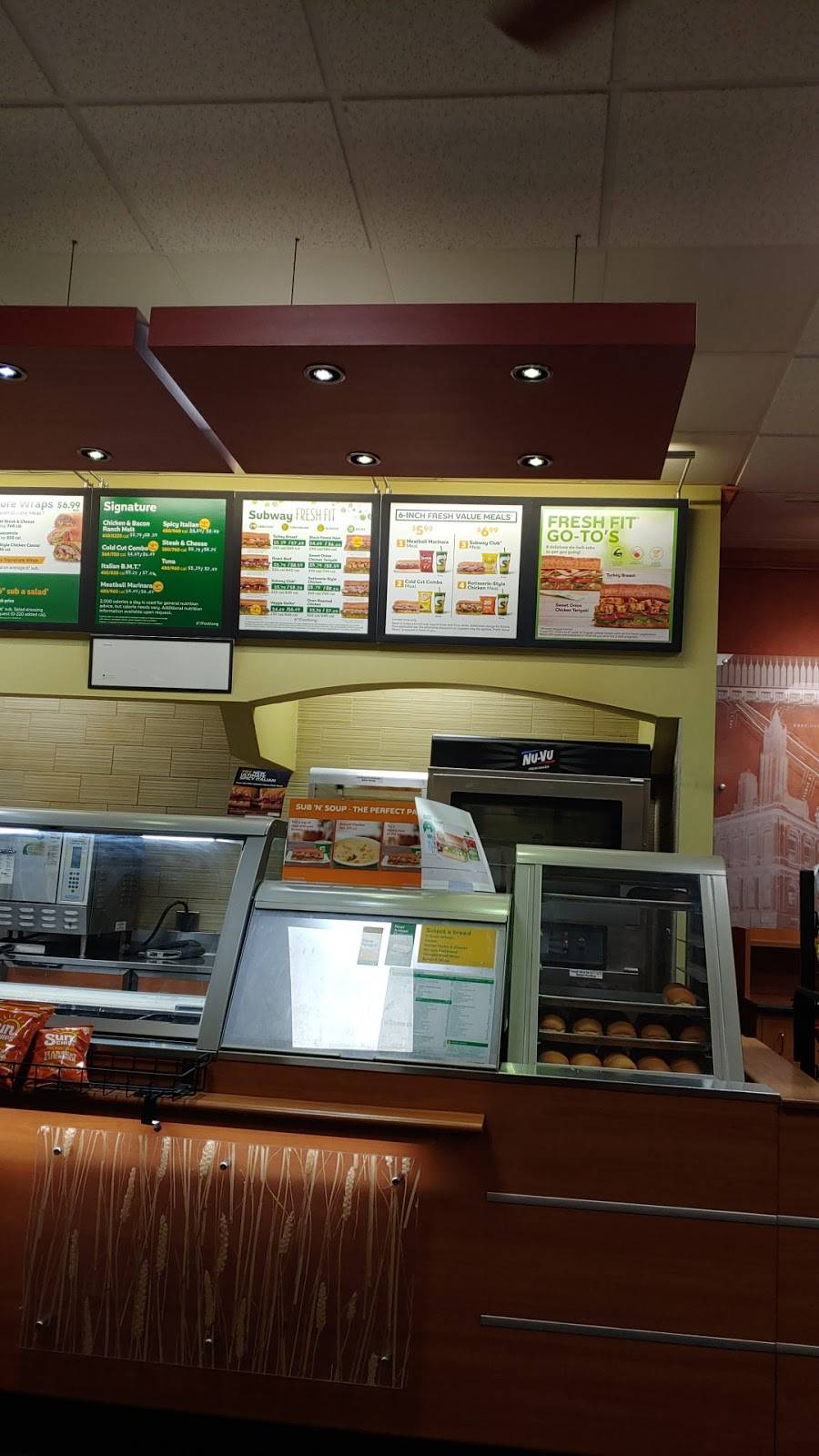 Subway | restaurant | 580 Highland Ave, Milford, MI 48381, USA | 2485364765 OR +1 248-536-4765