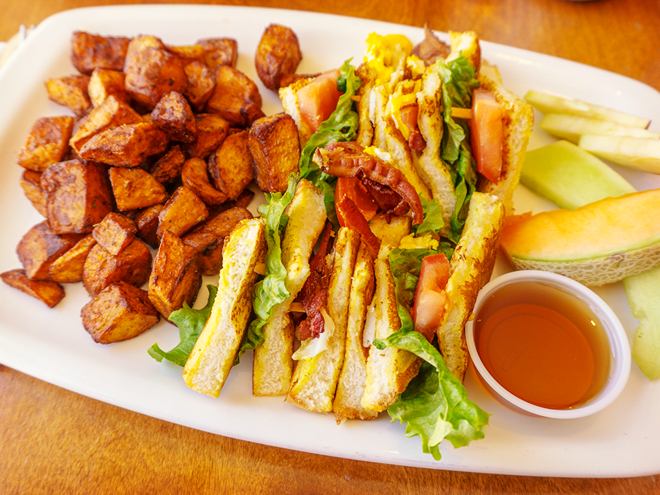 Bistro LEnchanteur | restaurant | 7331 Avenue Henri-Julien, Montréal, QC H2R 2B1, Canada | 5142734766 OR +1 514-273-4766