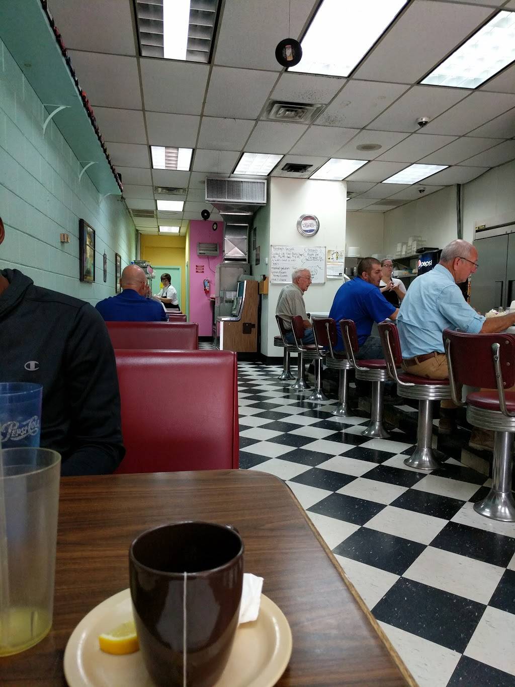 Logans Diner | restaurant | 414 S Main St, Emporia, VA 23847, USA | 4346345512 OR +1 434-634-5512