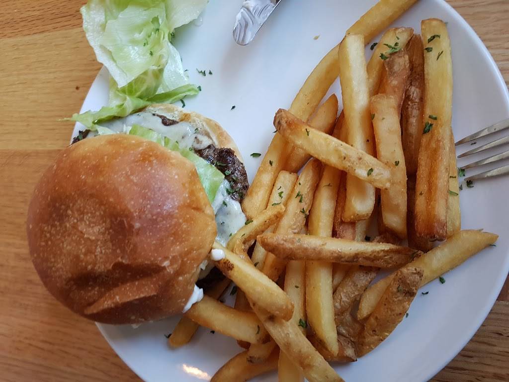 The New England House Seafood & Sports Bar | restaurant | 124 Post Rd, Wells, ME 04090, USA | 2076410601 OR +1 207-641-0601