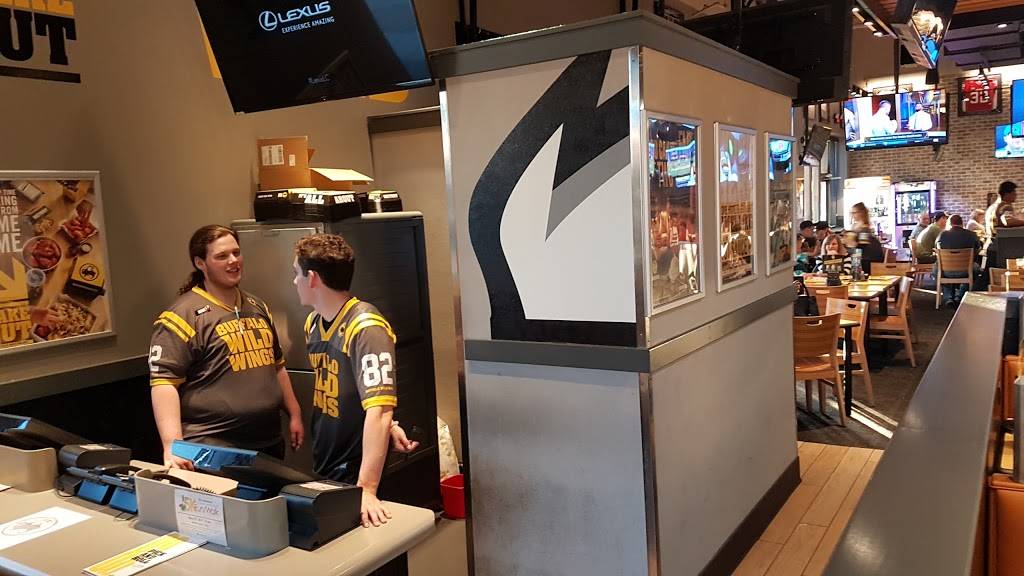 Buffalo Wild Wings | meal takeaway | 15700 WC Main St, Midlothian, VA 23113, USA | 8045946853 OR +1 804-594-6853