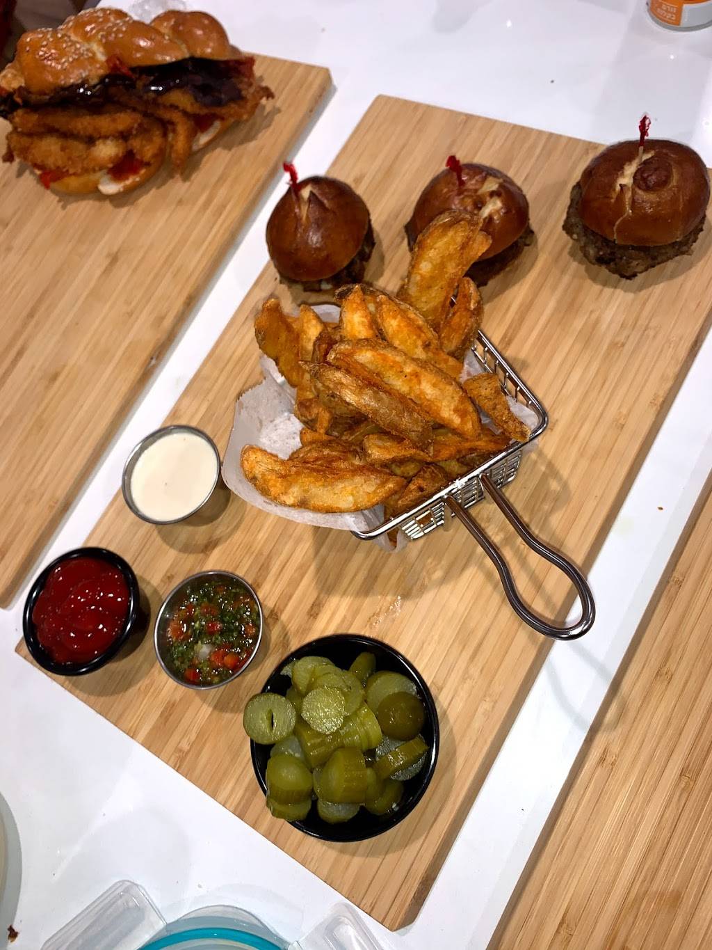 Aris Kosher Bar | restaurant | 17840 Ventura Blvd # A, Encino, CA 91316, USA | 8883077975 OR +1 888-307-7975