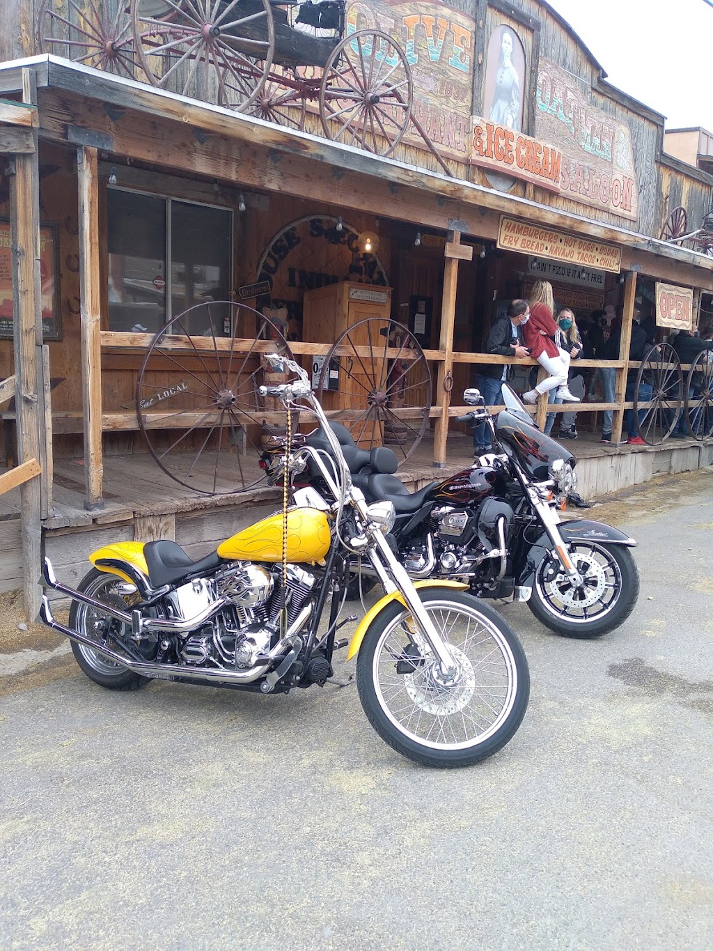 Hardtails Bar & Grill | restaurant | 175 N Larch St, Sisters, OR 97759, USA | 5415496114 OR +1 541-549-6114