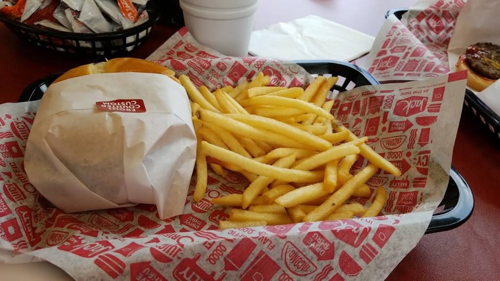 Jack in the Box | restaurant | 370 E H St, Chula Vista, CA 91910, USA | 6194254416 OR +1 619-425-4416