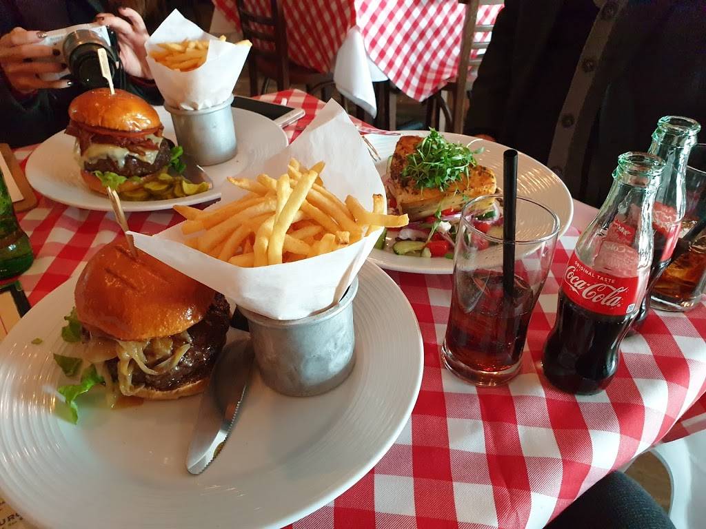 P.J. Clarkes | restaurant | 250 Vesey St, New York, NY 10281, USA | 2122851500 OR +1 212-285-1500