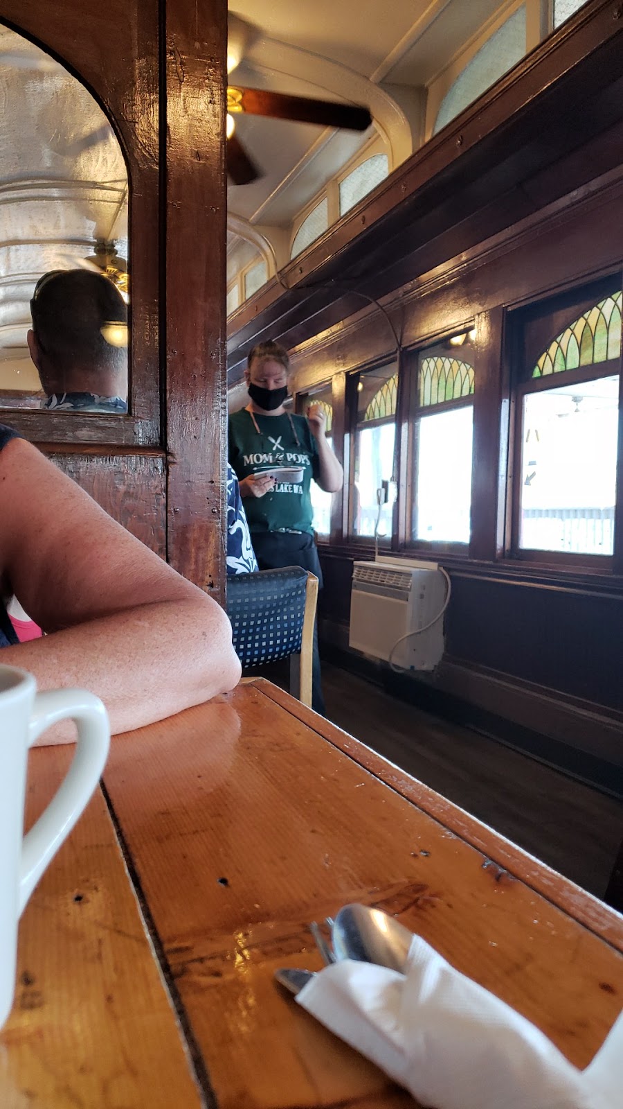 Mom and Pops Diner | restaurant | 805 W Broadway Ave, Moses Lake, WA 98837, USA | 5098557294 OR +1 509-855-7294