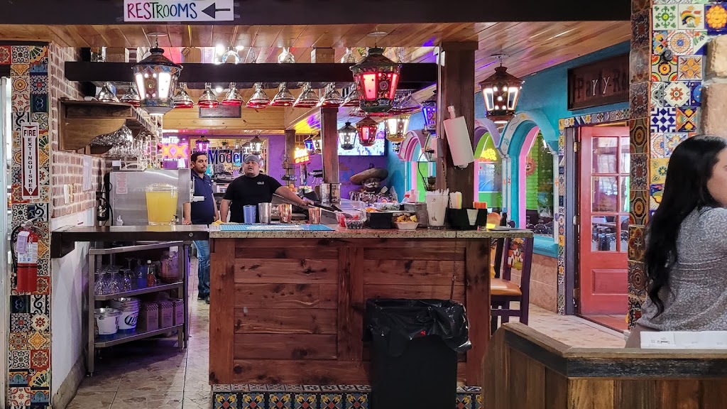 Lalos Mexican Restaurant | restaurant | 19380 TX-105, Montgomery, TX 77356, USA | 9364491337 OR +1 936-449-1337