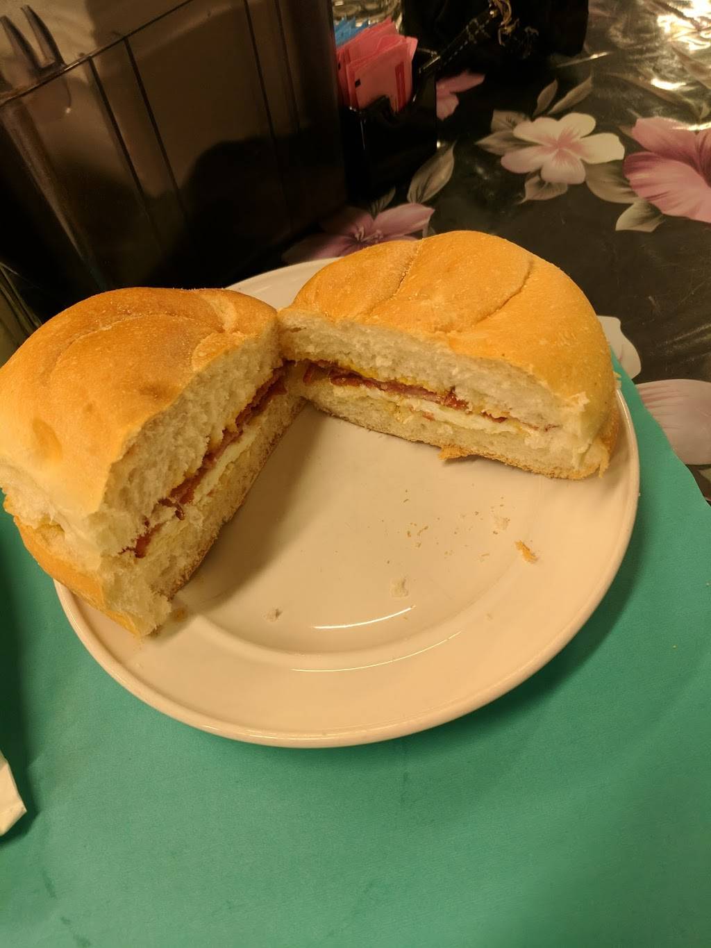 Jillaneys Luncheonette | restaurant | 220 Main St, Keansburg, NJ 07734, USA | 7327695454 OR +1 732-769-5454