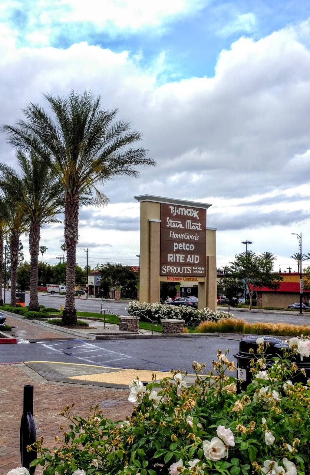 Granada Village | shopping mall | 10823 Zelzah Ave, Granada Hills, CA 91344, USA | 2135532200 OR +1 213-553-2200