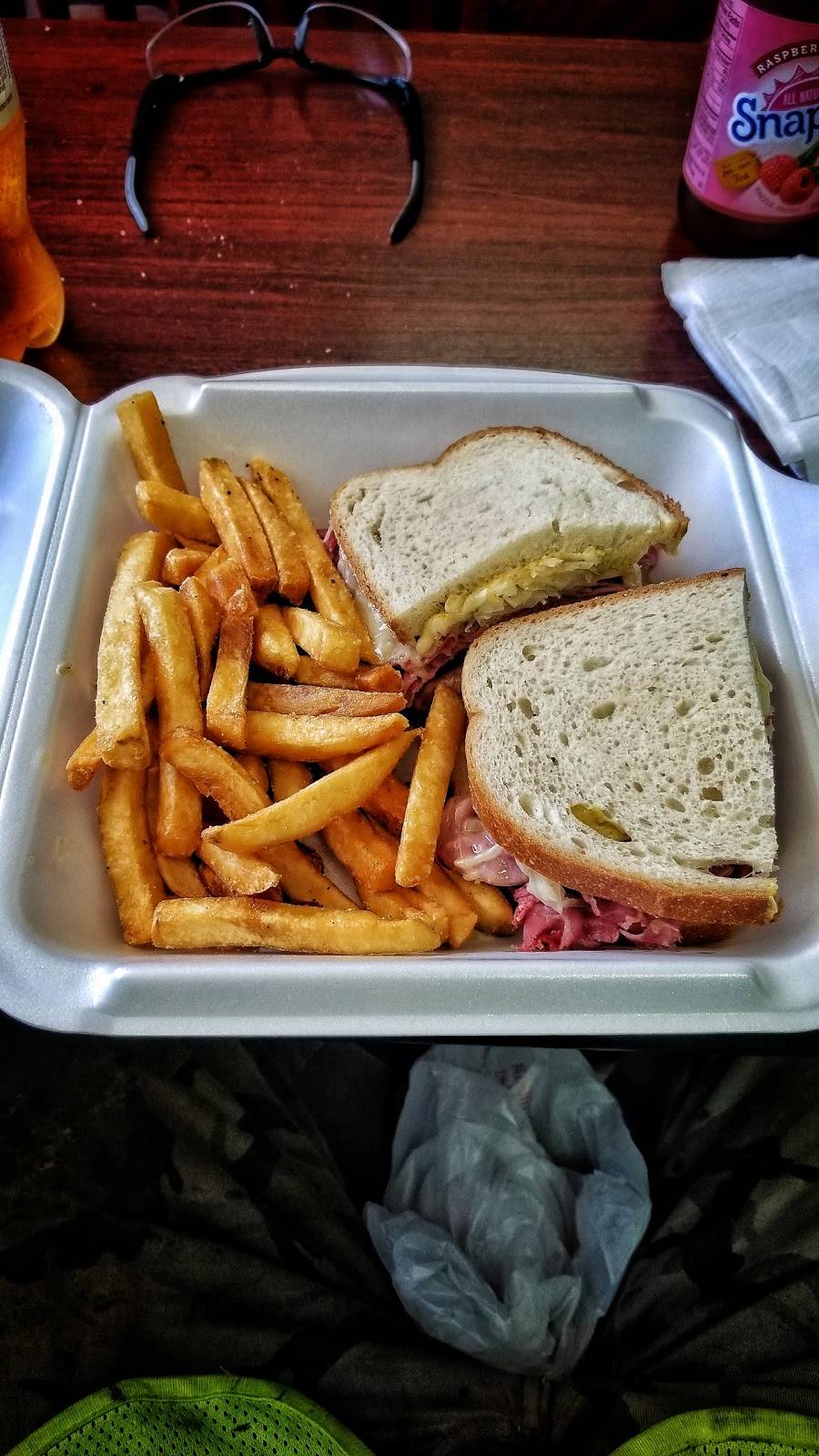 Hometown Cafe & Grill | restaurant | 130 W Shore Ave, Dumont, NJ 07628, USA | 2013742130 OR +1 201-374-2130