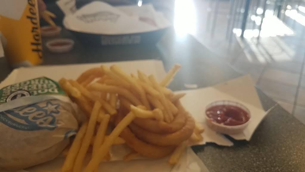 Hardees | restaurant | 129 S Memorial Dr, New Castle, IN 47362, USA | 7655930409 OR +1 765-593-0409