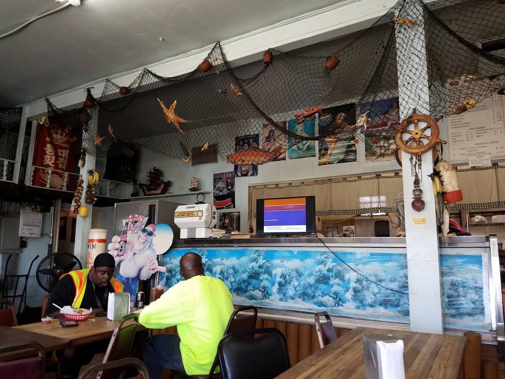 Harbor Light Restaurant-Market | restaurant | 748 Tuna St, San Pedro, CA 90731, USA | 3108325485 OR +1 310-832-5485