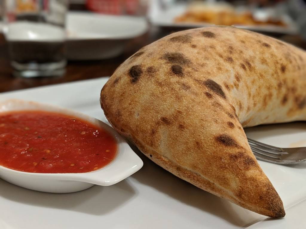 Vittorios Slice Of Italy | restaurant | 3115 Forest Glade Dr, Windsor, ON N8R 1W6, Canada | 5199799554 OR +1 519-979-9554