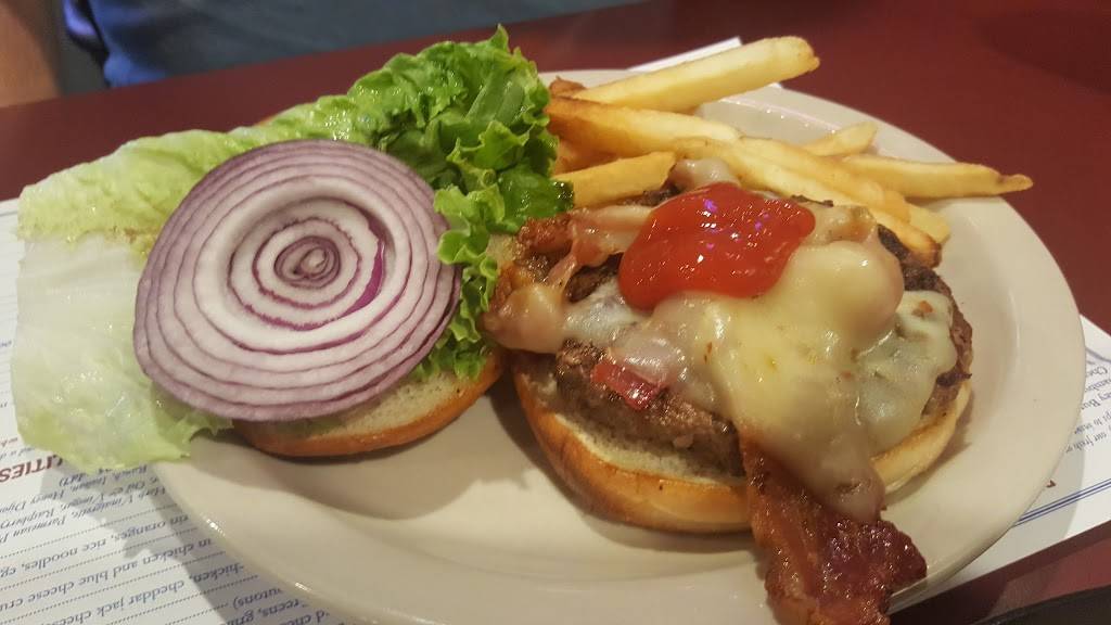 The Friendly Tavern | restaurant | 290 S Main St, Zionsville, IN 46077, USA | 3178735772 OR +1 317-873-5772