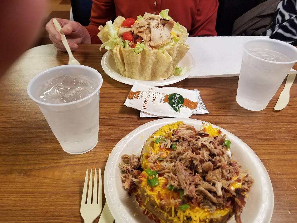 Hog Wild Pit Bar-B-Q | restaurant | 2525 Market Pl, Salina, KS 67401, USA | 7858252222 OR +1 785-825-2222