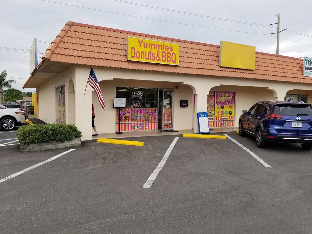 Yummies Donuts & BBQ | bakery | 2001 S Tamiami Trail, Venice, FL 34293, USA | 9414937170 OR +1 941-493-7170