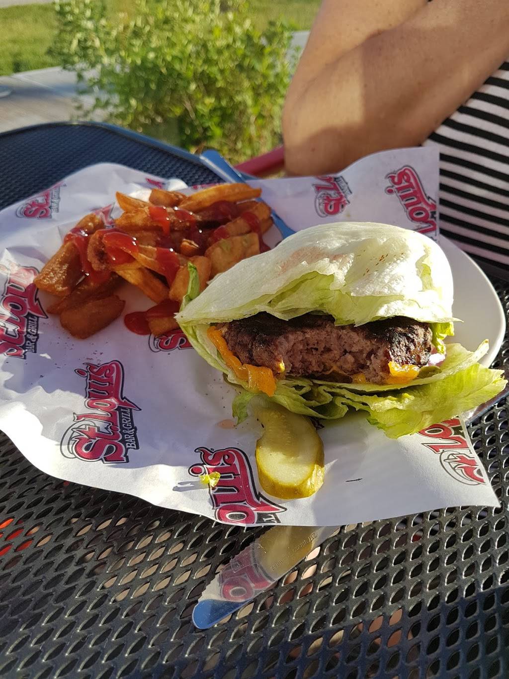 St. Louis Bar & Grill | restaurant | 10 Balsam St, Collingwood, ON L9Y 3J4, Canada | 7052933944 OR +1 705-293-3944