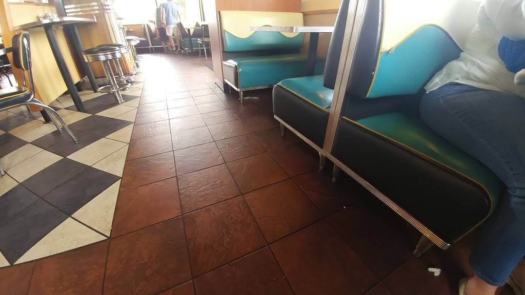 A&W Restaurant | restaurant | 111 W Andres St, Tomah, WI 54660, USA | 6083742115 OR +1 608-374-2115