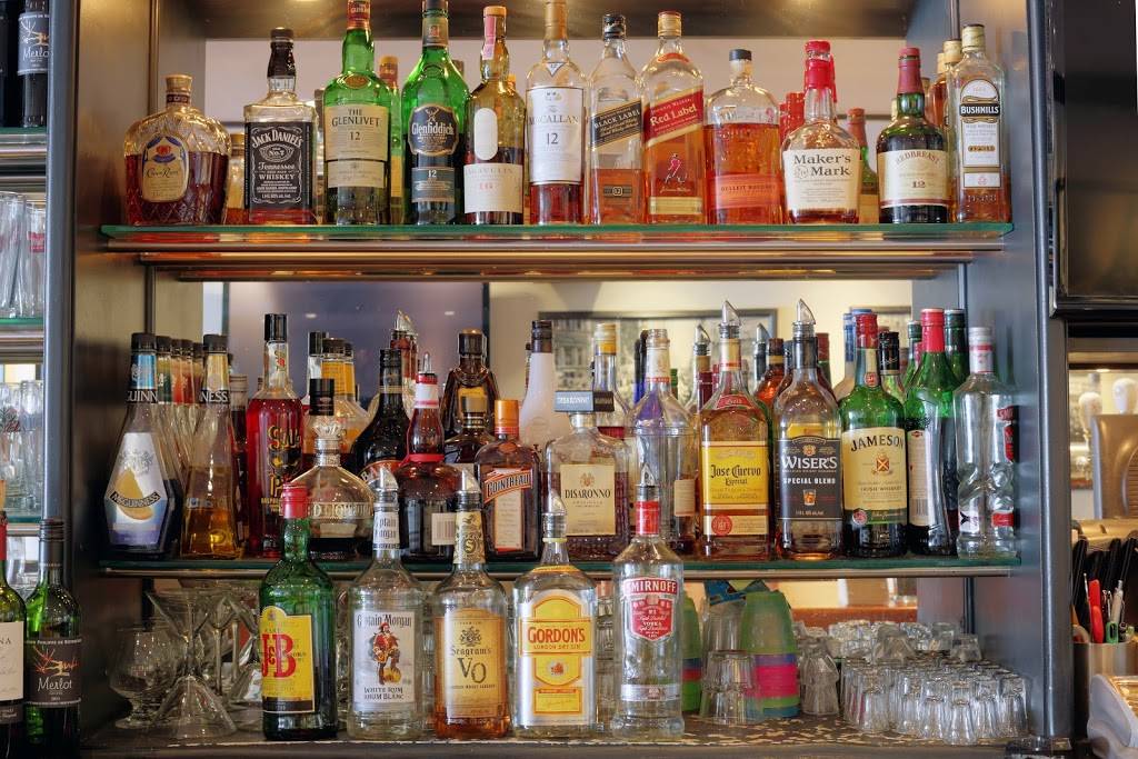 Shakeys | restaurant | 2255 Bloor St W, Toronto, ON M6S 1N8, Canada | 4167670608 OR +1 416-767-0608